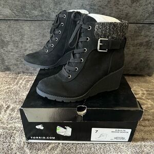 NWT Torrid Wedge Booties Faux Suede Sweater Trim Black 7WW